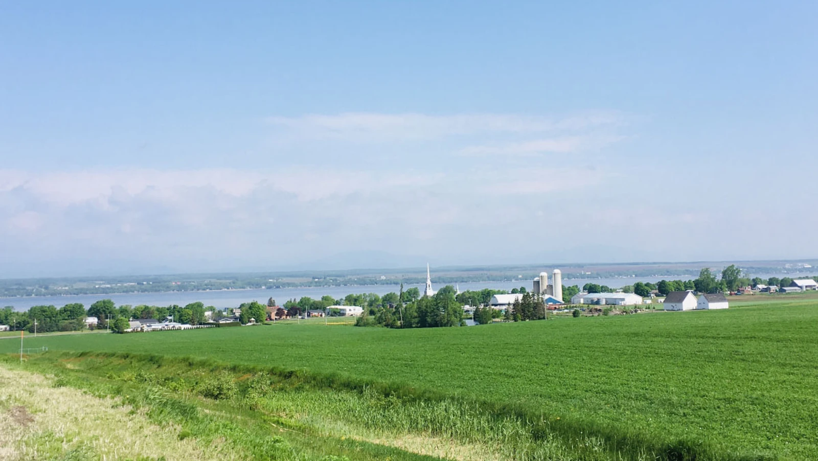 VéloPoP! est un relais et café qui propose la location de vélos électriques vintage à St-Michel-de-Bellechasse. Découvrez les beaux villages et les arrêts gourmands de la région de Bellechasse sur des circuits aux paysages exceptionnels, sur des E-Bikes élégants en toute sécurité ! Réservez dès maintenant! Hébergement disponible près de nos installations. Location de vélos électriques près de Lévis et Québec. Tourisme Bellechasse. Location de E-Bikes. Location vélos électriques St-Michel. Location de E-bikes St-Michel. Location de vélos électriques Lévis. Location de vélos électrique Québec. Location de E-bikes Lévis. Location de E-Bikes Québec. Location de vélos électrique Bellechasse. Location de vélos électriques Etchemins. Location de E-Bikes Bellechasse. Location de E-Bikes Etchemins. Location de vélos électrique Montmagny. Location de E-Bikes Montmagny. Location de vélos électrique Rive-Sud Québec. Location de E-Bikes Rive-Sud Québec.