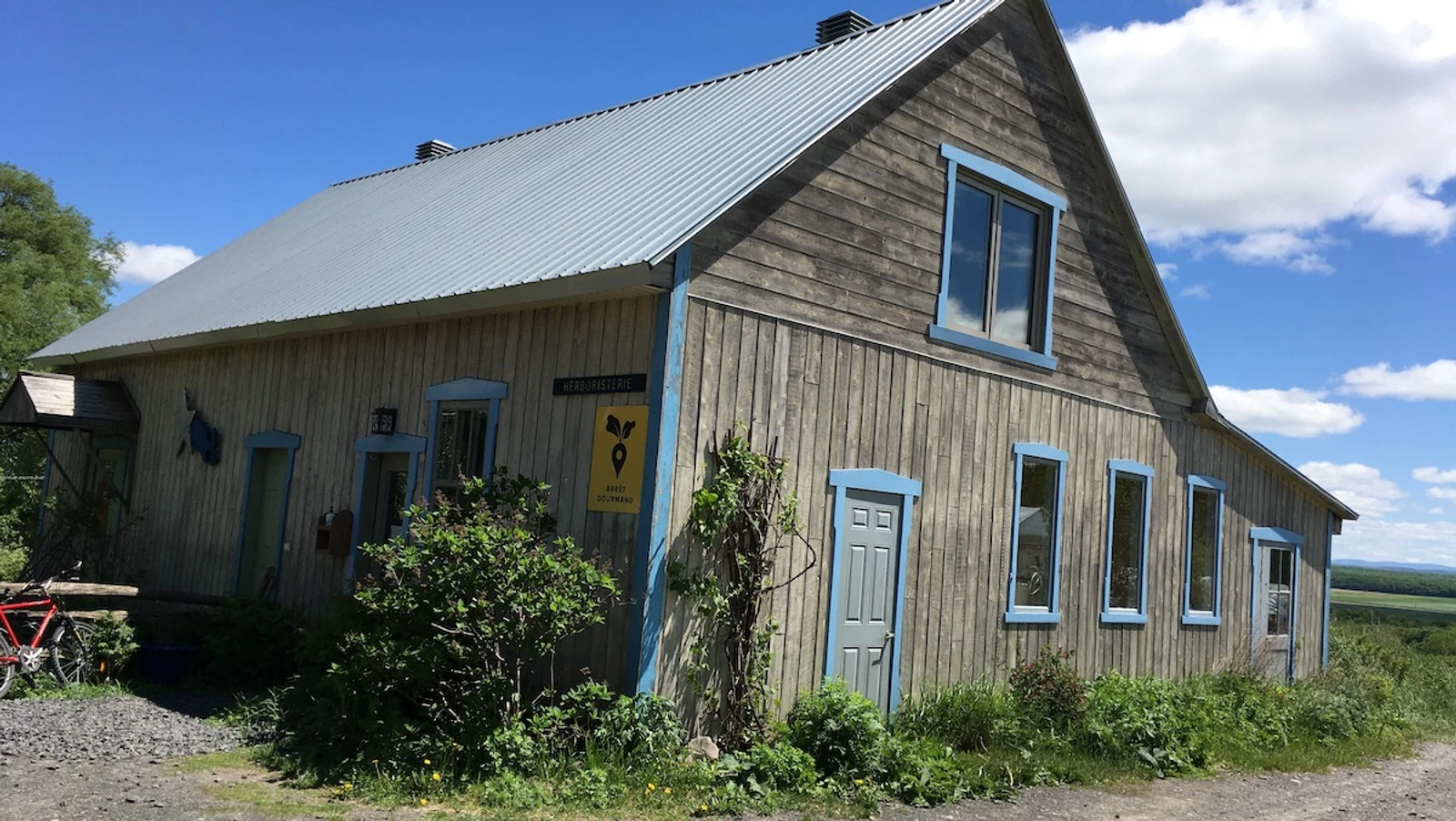 VéloPoP! est un relais et café qui propose la location de vélos électriques vintage à St-Michel-de-Bellechasse. Découvrez les beaux villages et les arrêts gourmands de la région de Bellechasse sur des circuits aux paysages exceptionnels, sur des E-Bikes élégants en toute sécurité ! Réservez dès maintenant! Hébergement disponible près de nos installations. Location de vélos électriques près de Lévis et Québec. Tourisme Bellechasse. Location de E-Bikes. Location vélos électriques St-Michel. Location de E-bikes St-Michel. Location de vélos électriques Lévis. Location de vélos électrique Québec. Location de E-bikes Lévis. Location de E-Bikes Québec. Location de vélos électrique Bellechasse. Location de vélos électriques Etchemins. Location de E-Bikes Bellechasse. Location de E-Bikes Etchemins. Location de vélos électrique Montmagny. Location de E-Bikes Montmagny. Location de vélos électrique Rive-Sud Québec. Location de E-Bikes Rive-Sud Québec.