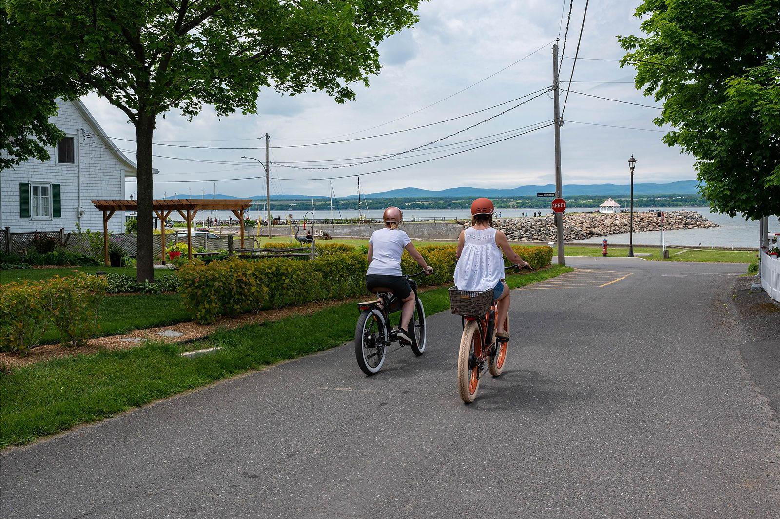 VéloPoP! est un relais et café qui propose la location de vélos électriques vintage à St-Michel-de-Bellechasse. Découvrez les beaux villages et les arrêts gourmands de la région de Bellechasse sur des circuits aux paysages exceptionnels, sur des E-Bikes élégants en toute sécurité ! Réservez dès maintenant! Hébergement disponible près de nos installations. Location de vélos électriques près de Lévis et Québec. Tourisme Bellechasse. Location de E-Bikes. Location vélos électriques St-Michel. Location de E-bikes St-Michel. Location de vélos électriques Lévis. Location de vélos électrique Québec. Location de E-bikes Lévis. Location de E-Bikes Québec. Location de vélos électrique Bellechasse. Location de vélos électriques Etchemins. Location de E-Bikes Bellechasse. Location de E-Bikes Etchemins. Location de vélos électrique Montmagny. Location de E-Bikes Montmagny. Location de vélos électrique Rive-Sud Québec. Location de E-Bikes Rive-Sud Québec.
