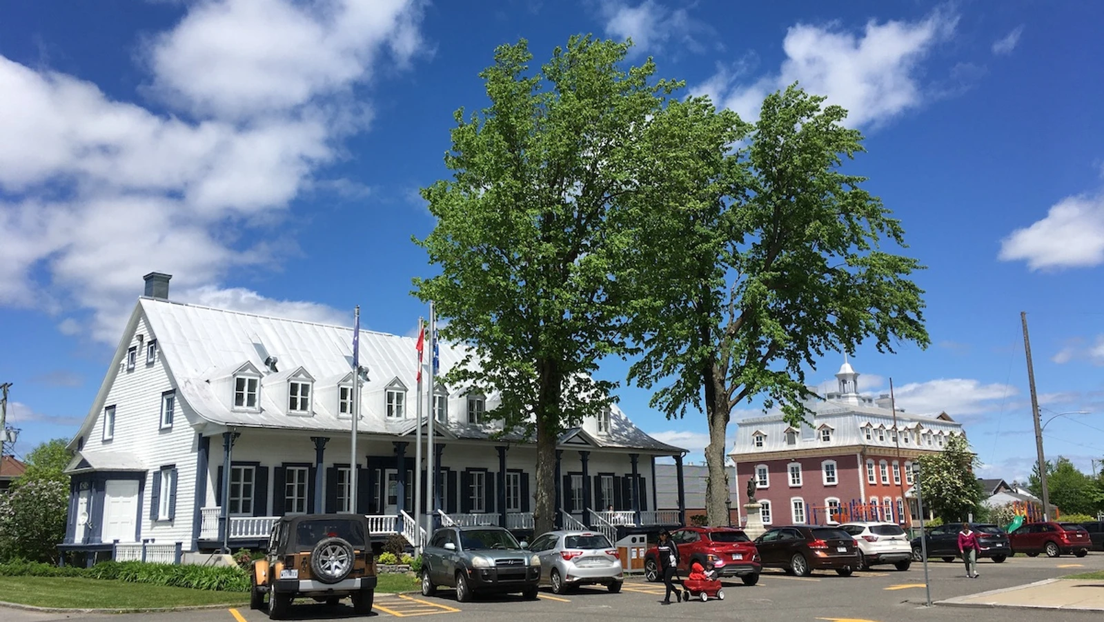 VéloPoP! est un relais et café qui propose la location de vélos électriques vintage à St-Michel-de-Bellechasse. Découvrez les beaux villages et les arrêts gourmands de la région de Bellechasse sur des circuits aux paysages exceptionnels, sur des E-Bikes élégants en toute sécurité ! Réservez dès maintenant! Hébergement disponible près de nos installations. Location de vélos électriques près de Lévis et Québec. Tourisme Bellechasse. Location de E-Bikes. Location vélos électriques St-Michel. Location de E-bikes St-Michel. Location de vélos électriques Lévis. Location de vélos électrique Québec. Location de E-bikes Lévis. Location de E-Bikes Québec. Location de vélos électrique Bellechasse. Location de vélos électriques Etchemins. Location de E-Bikes Bellechasse. Location de E-Bikes Etchemins. Location de vélos électrique Montmagny. Location de E-Bikes Montmagny. Location de vélos électrique Rive-Sud Québec. Location de E-Bikes Rive-Sud Québec.