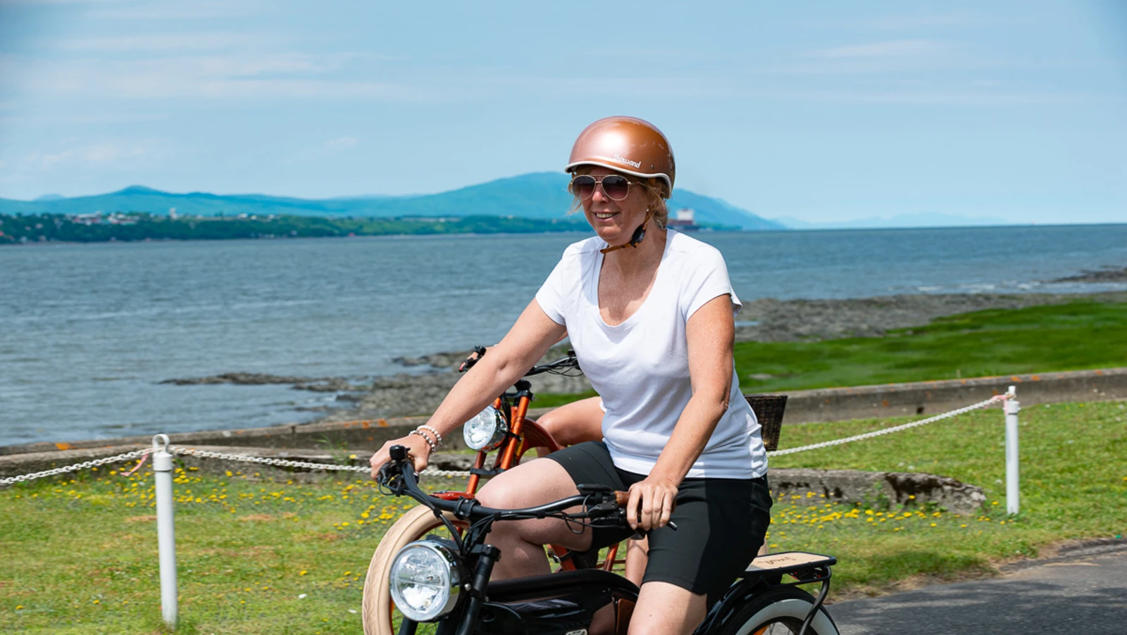 VéloPoP! est un relais et café qui propose la location de vélos électriques vintage à St-Michel-de-Bellechasse. Découvrez les beaux villages et les arrêts gourmands de la région de Bellechasse sur des circuits aux paysages exceptionnels, sur des E-Bikes élégants en toute sécurité ! Réservez dès maintenant! Hébergement disponible près de nos installations. Location de vélos électriques près de Lévis et Québec. Tourisme Bellechasse. Location de E-Bikes. Location vélos électriques St-Michel. Location de E-bikes St-Michel. Location de vélos électriques Lévis. Location de vélos électrique Québec. Location de E-bikes Lévis. Location de E-Bikes Québec. Location de vélos électrique Bellechasse. Location de vélos électriques Etchemins. Location de E-Bikes Bellechasse. Location de E-Bikes Etchemins. Location de vélos électrique Montmagny. Location de E-Bikes Montmagny. Location de vélos électrique Rive-Sud Québec. Location de E-Bikes Rive-Sud Québec.