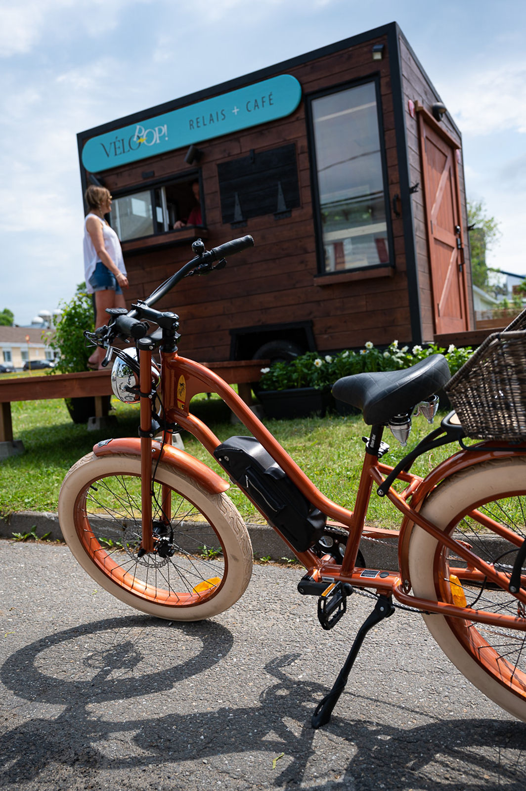 VéloPoP! est un relais et café qui propose la location de vélos électriques vintage à St-Michel-de-Bellechasse. Découvrez les beaux villages et les arrêts gourmands de la région de Bellechasse sur des circuits aux paysages exceptionnels, sur des E-Bikes élégants en toute sécurité ! Réservez dès maintenant! Hébergement disponible près de nos installations. Location de vélos électriques près de Lévis et Québec. Tourisme Bellechasse. Location de E-Bikes. Location vélos électriques St-Michel. Location de E-bikes St-Michel. Location de vélos électriques Lévis. Location de vélos électrique Québec. Location de E-bikes Lévis. Location de E-Bikes Québec. Location de vélos électrique Bellechasse. Location de vélos électriques Etchemins. Location de E-Bikes Bellechasse. Location de E-Bikes Etchemins. Location de vélos électrique Montmagny. Location de E-Bikes Montmagny. Location de vélos électrique Rive-Sud Québec. Location de E-Bikes Rive-Sud Québec.