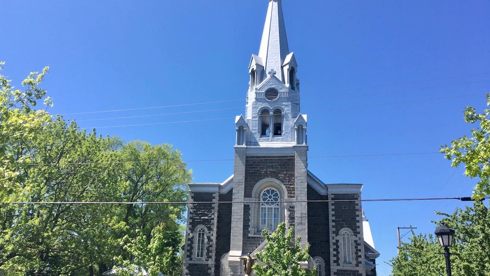 VéloPoP! est un relais et café qui propose la location de vélos électriques vintage à St-Michel-de-Bellechasse. Découvrez les beaux villages et les arrêts gourmands de la région de Bellechasse sur des circuits aux paysages exceptionnels, sur des E-Bikes élégants en toute sécurité ! Réservez dès maintenant! Hébergement disponible près de nos installations. Location de vélos électriques près de Lévis et Québec. Tourisme Bellechasse. Location de E-Bikes. Location vélos électriques St-Michel. Location de E-bikes St-Michel. Location de vélos électriques Lévis. Location de vélos électrique Québec. Location de E-bikes Lévis. Location de E-Bikes Québec. Location de vélos électrique Bellechasse. Location de vélos électriques Etchemins. Location de E-Bikes Bellechasse. Location de E-Bikes Etchemins. Location de vélos électrique Montmagny. Location de E-Bikes Montmagny. Location de vélos électrique Rive-Sud Québec. Location de E-Bikes Rive-Sud Québec.